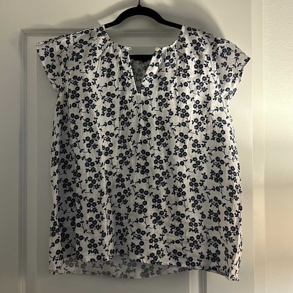 Ann Taylor, 100% Linen Blouse. Size L. Great condition!